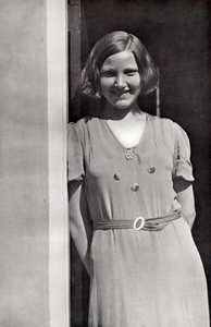 716796 Portret van Annie Schoonheim, echtgenote van Toon van Zutphen, vermoedelijk uit Wijk C te Utrecht.